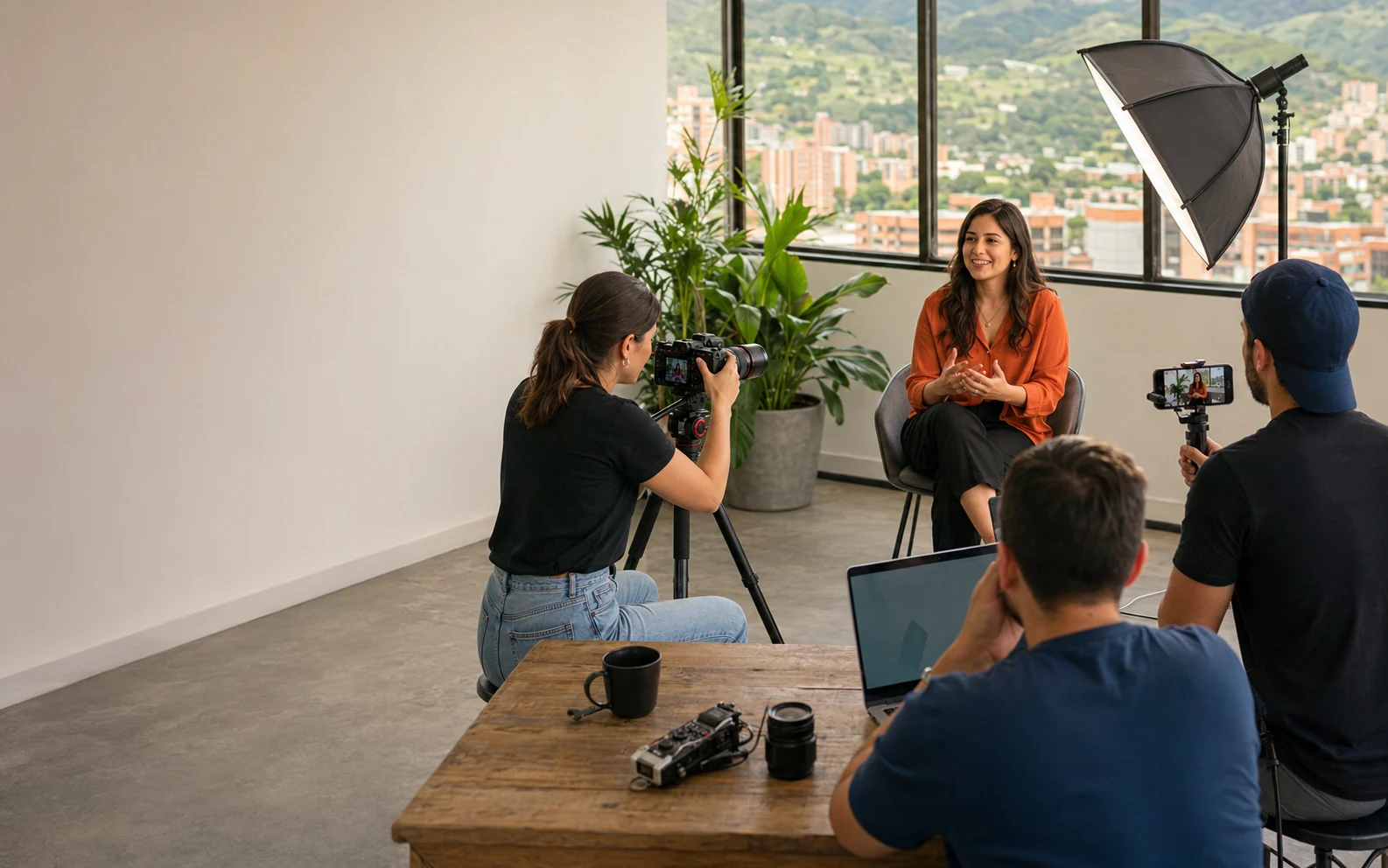 Equipo creativo produciendo contenido en un estudio de Medellín